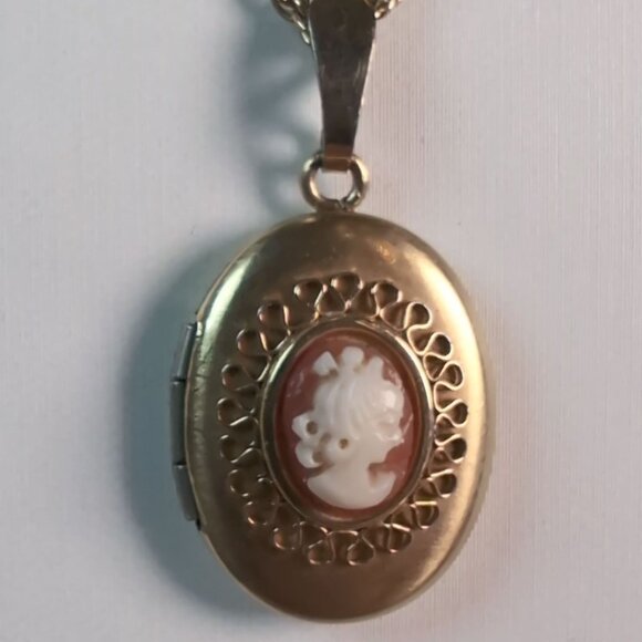 Vintage Gold Tone Cameo Locket Necklace 18 Inch Chain Signed Krementz - Picture 2 of 5